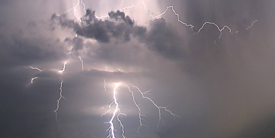 „Plötzlich gab es einen Knall“: Kreisliga-Torwart vom Blitz getroffen? Spielabbruch