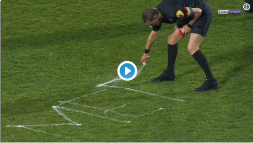 Video: Schiedsrichter sprayt Botschaft auf den Rasen
