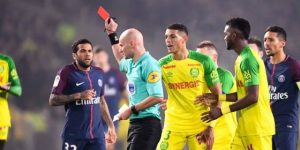 Read more about the article VIDEO | Nantes-Spieler sieht Gelb-Rot für Foul an Schiri