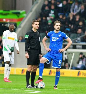 Read more about the article Felix Brych spricht zur Spielunterbrechung