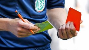Read more about the article Deutschland, wo sind deine Fußball-Schiedsrichter? Wie Vereine und Verbände um Nachwuchs kämpfen