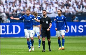 Read more about the article Schalke beschwert sich zu Recht über gegebenes Tor