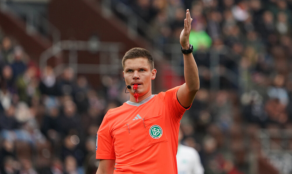 Read more about the article Florian Exner jetzt offiziell Bundesliga-Schiedsrichter