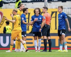 Mehr über den Artikel erfahren Schiedsrichter im Mittelpunkt: Auswertung strittiger Szenen – 3. Spieltag | 2. Liga