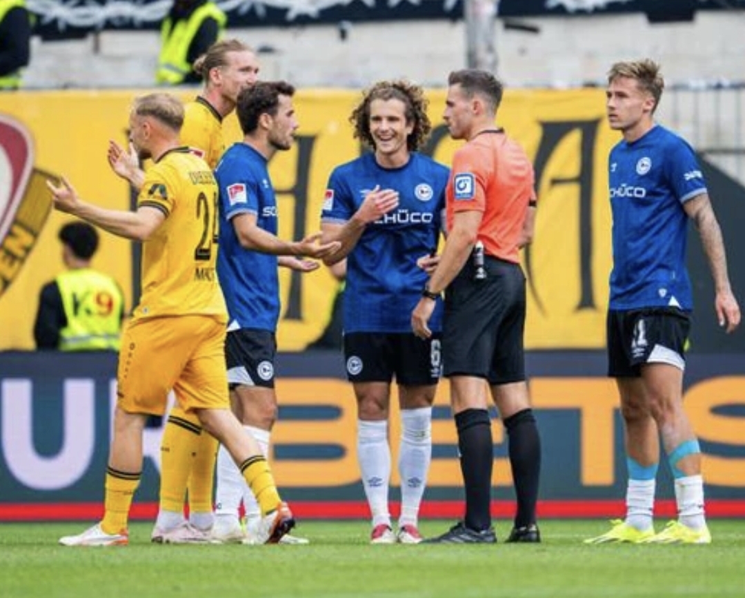 Mehr über den Artikel erfahren Schiedsrichter im Mittelpunkt: Auswertung strittiger Szenen – 3. Spieltag | 2. Liga