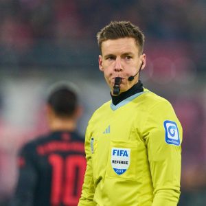 Mehr über den Artikel erfahren Wieviel ein Bundesliga-Schiedsrichter verdient