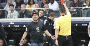 Mehr über den Artikel erfahren Bei Rot gegen Teamoffizielle: Ein Spieler weniger