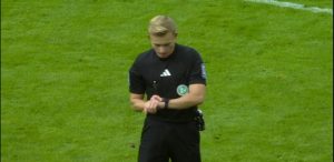Mehr über den Artikel erfahren Schiedsrichter im Mittelpunkt: Auswertung strittiger Szenen – 10. Spieltag | 3. Liga
