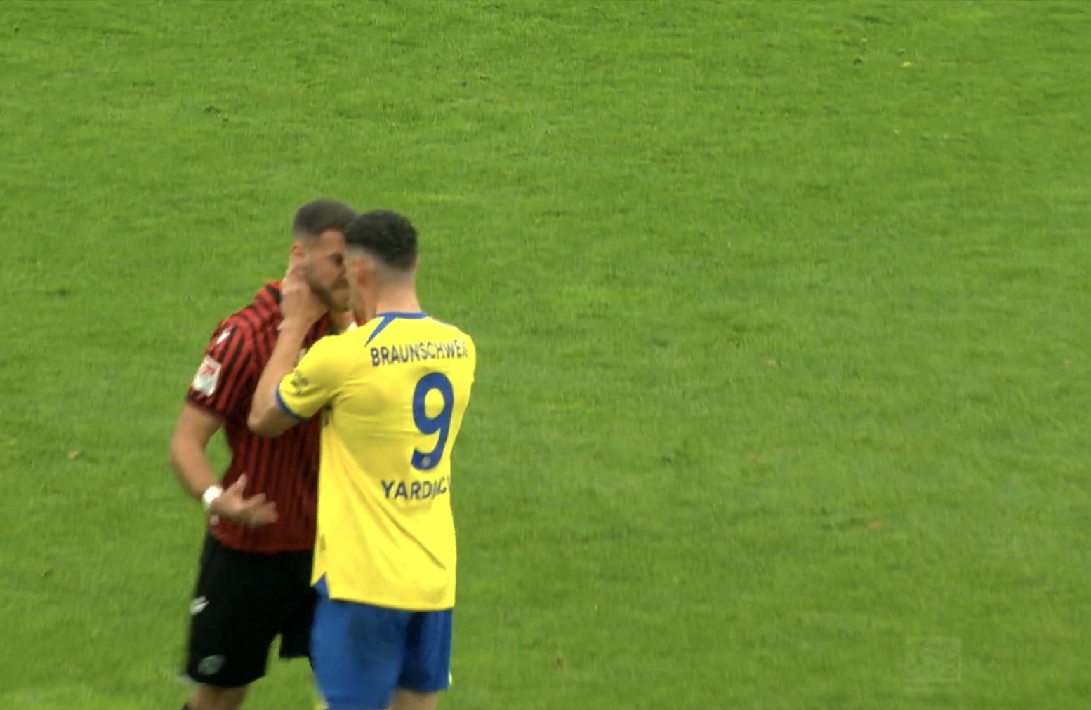 Du betrachtest gerade Schiedsrichter im Mittelpunkt: Auswertung strittiger Szenen – 10. Spieltag | 2. Bundesliga