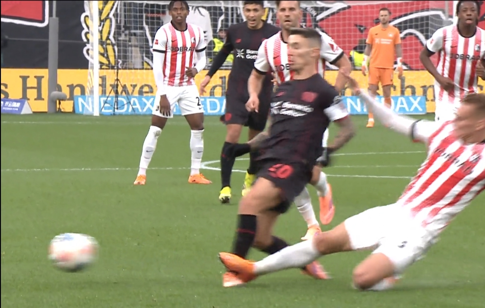 Du betrachtest gerade Schiedsrichter im Mittelpunkt: Auswertung strittiger Szenen – Sonntagsspiele