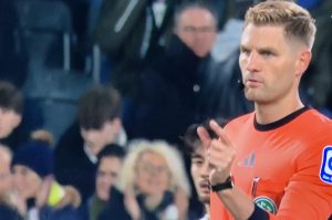 Mehr über den Artikel erfahren Zwei strittige VAR-Checks in Gladbach