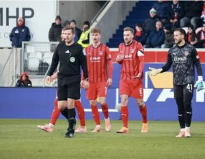 Mehr über den Artikel erfahren Schiedsrichter im Mittelpunkt: Auswertung strittiger Szenen – 11. Spieltag | Bundesliga