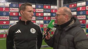 Mehr über den Artikel erfahren Schiedsrichter Martin Petersen erklärt die Elfmeterentscheidungen gegen Bayern