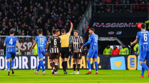 Mehr über den Artikel erfahren Schiedsrichter im Mittelpunkt: Auswertung strittiger Szenen – 14. Spieltag | Bundesliga