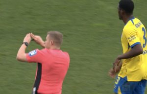 Mehr über den Artikel erfahren Schiedsrichter im Mittelpunkt: Auswertung strittiger Szenen – 14 Spieltag | 2. Liga