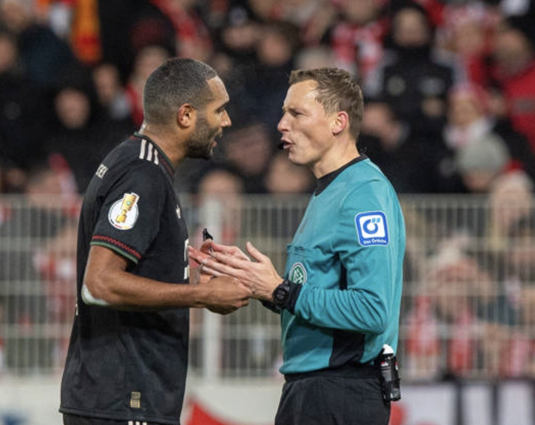 Du betrachtest gerade Elfer nach VAR-Chaos: Ersatz-Ref Petersen im Mittelpunkt – Bayern tobt über kurzfristig eingesetzten Schiri