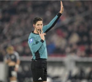 Mehr über den Artikel erfahren Dr. Jöllenbeck ist Schiedsrichter des Spieltags