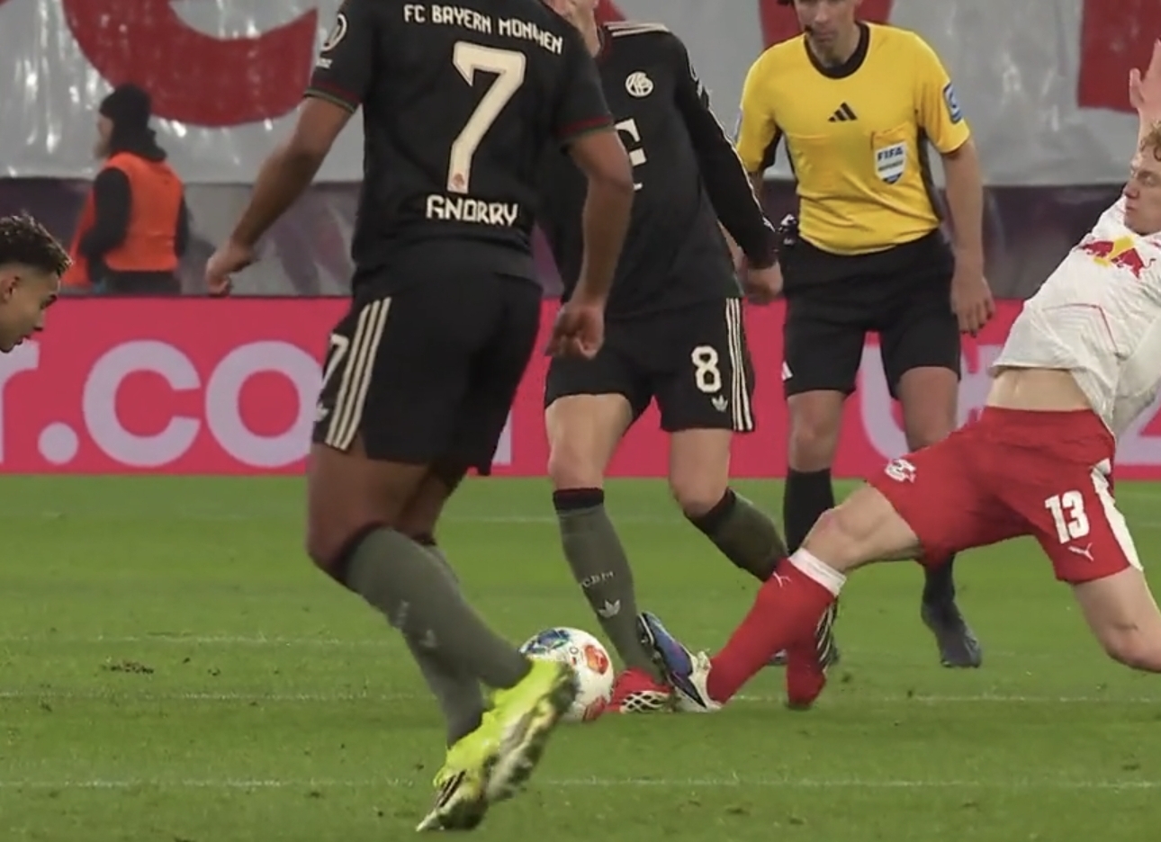 Du betrachtest gerade Schiedsrichter im Mittelpunkt: Auswertung strittiger Szenen – 18. Spieltag | Bundesliga