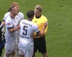 Mehr über den Artikel erfahren Schiedsrichter im Mittelpunkt: Auswertung strittiger Szenen – 19. Spieltag | 2. Liga