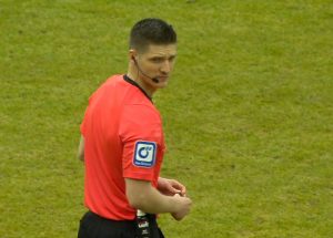 Mehr über den Artikel erfahren Schiedsrichter im Mittelpunkt: Auswertung strittiger Szene – 23. Spieltag | 3. Liga