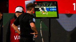 Mehr über den Artikel erfahren Schiedsrichter entscheidet klar falsch und wurde vom VAR gerettet