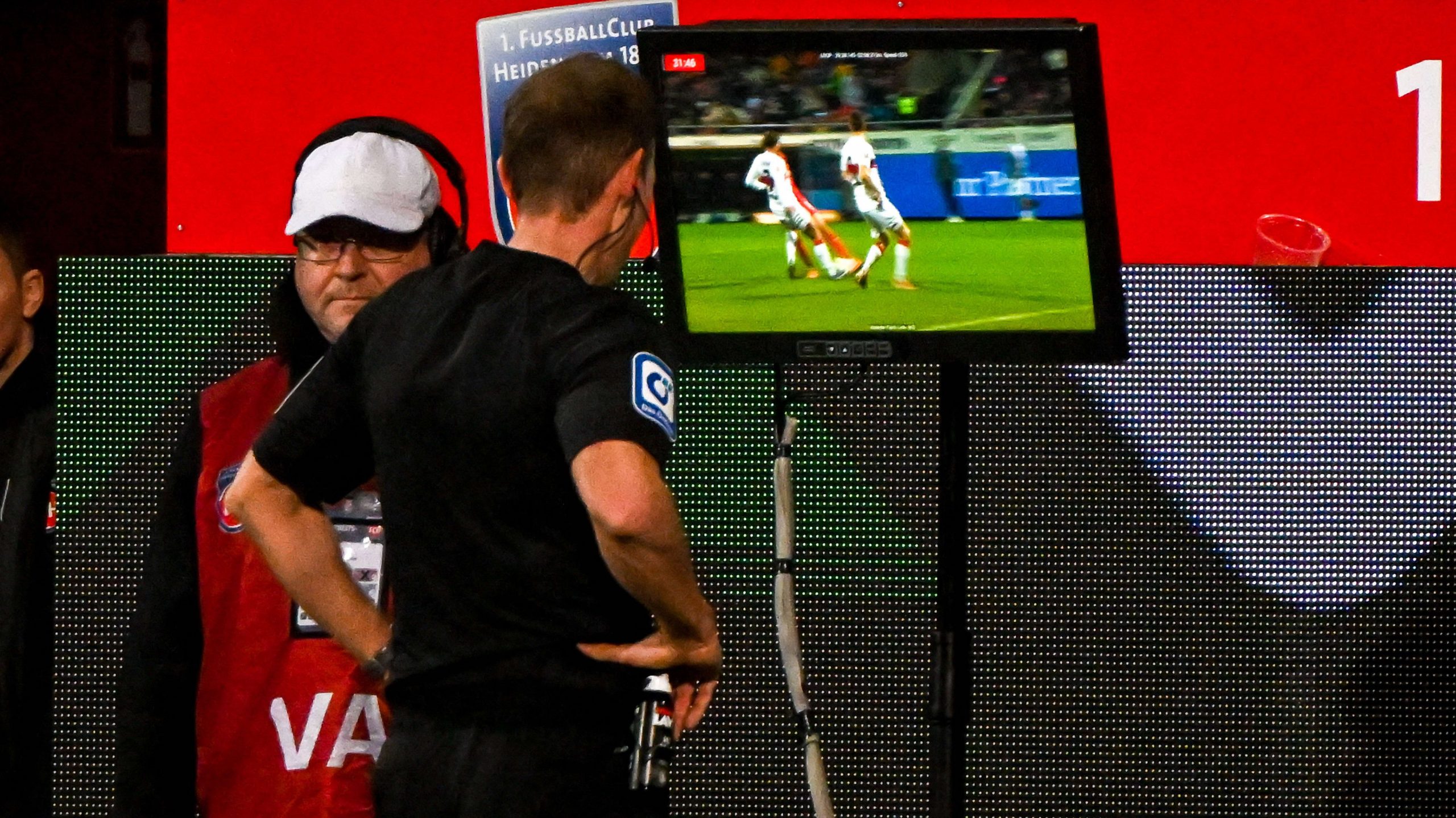 Mehr über den Artikel erfahren Schiedsrichter entscheidet klar falsch und wurde vom VAR gerettet