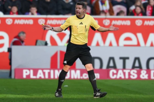 Mehr über den Artikel erfahren Es mutete wie ein regeltechnischer Witz-Elfmeter