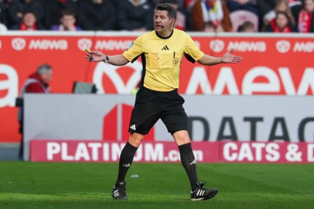 Mehr über den Artikel erfahren Es mutete wie ein regeltechnischer Witz-Elfmeter