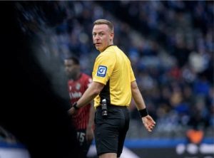 Mehr über den Artikel erfahren Schiedsrichter im Mittelpunkt: Auswertung strittiger Szenen – 22. Spieltag | 2. Liga