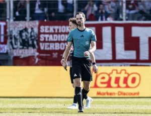 Mehr über den Artikel erfahren Schiedsrichter im Mittelpunkt: Auswertung strittiger Szenen – 26. Spieltag | 3. Liga