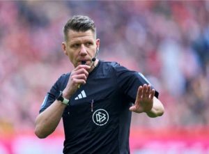 Mehr über den Artikel erfahren Schiedsrichter im Mittelpunkt: Auswertung strittiger Szenen – 27. Spieltag | Bundesliga