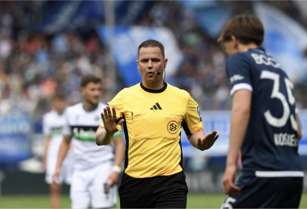 Mehr über den Artikel erfahren Schiedsrichter im Mittelpunkt: Auswertung strittiger Szenen – 33. Spieltag | 2. Liga