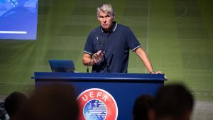 Mehr über den Artikel erfahren UEFA will zurück zum ursprünglichen VAR-Gedanken