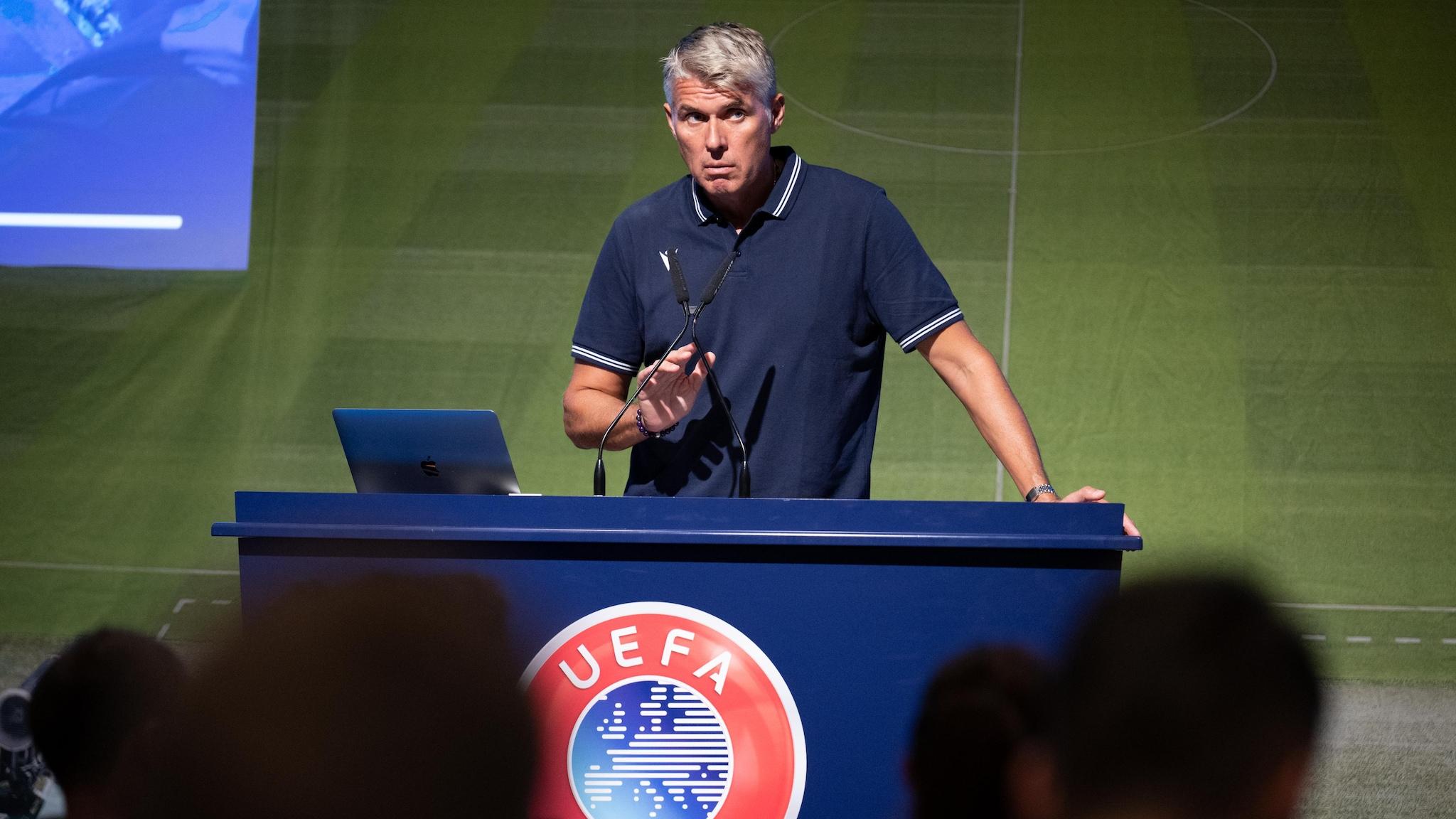 Du betrachtest gerade UEFA will zurück zum ursprünglichen VAR-Gedanken