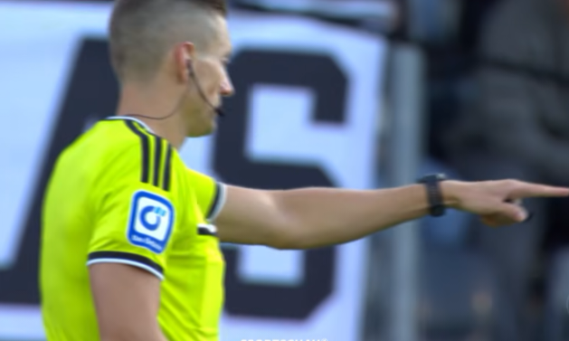Mehr über den Artikel erfahren Schiedsrichter im Mittelpunkt: Auswertung strittiger Szenen | DFB-Pokal