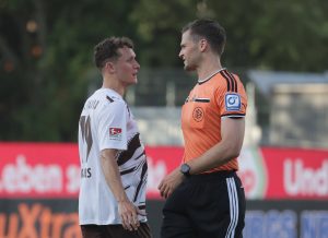 Mehr über den Artikel erfahren Schiedsrichter Burda verweigert Interview: Zwei strittige Szenen sorgen für Diskussionen