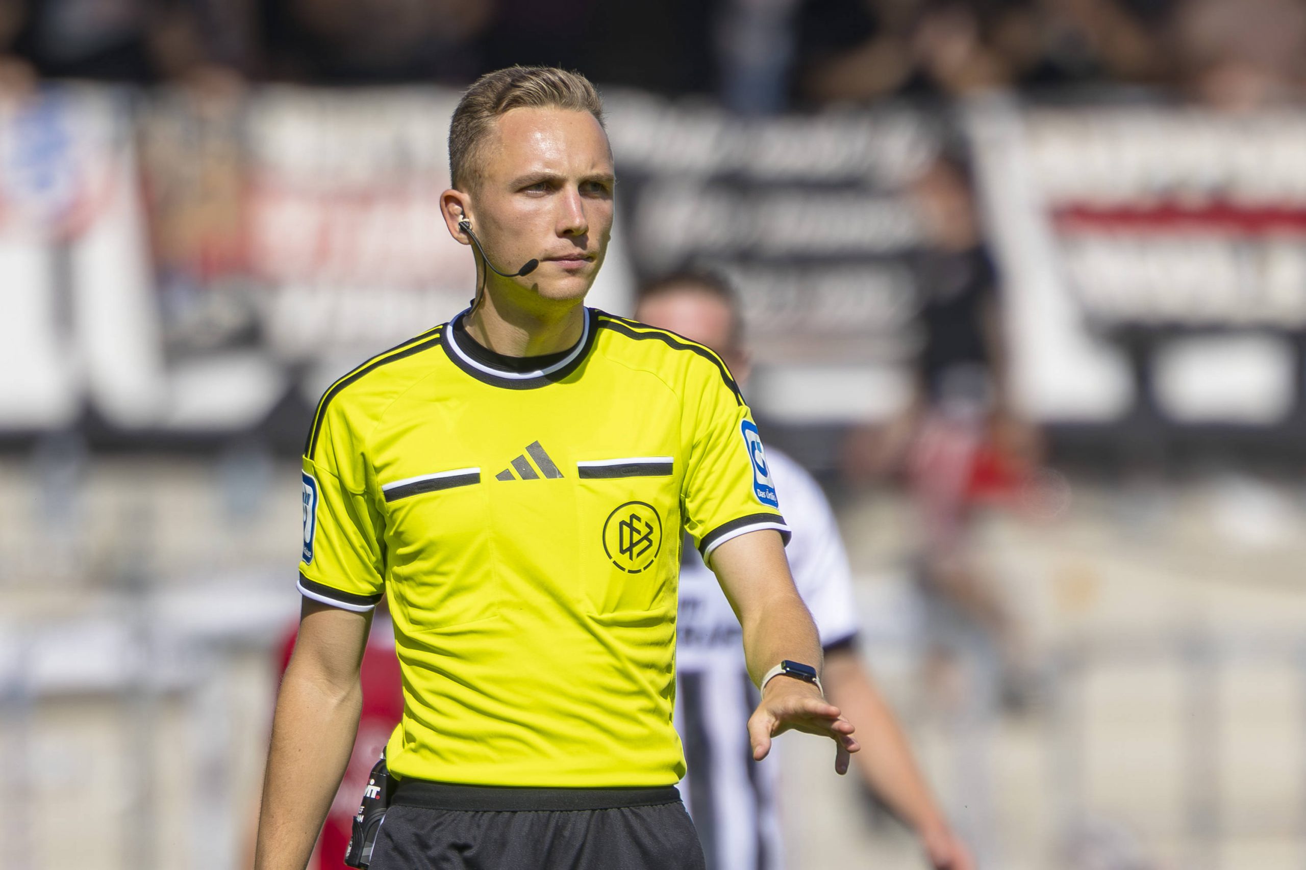 Du betrachtest gerade Schiedsrichter des Spieltags: Kluge setzt bei Profidebüt ein Ausrufezeichen