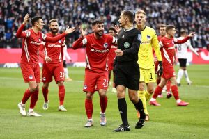 Mehr über den Artikel erfahren Mitspieler dürfen Fehler machen – Schiedsrichter offenbar nicht