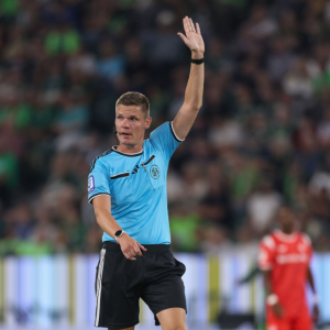 Mehr über den Artikel erfahren Keine Pause für die Pfeife: DFB-Schiris im Amateurfußball im Einsatz