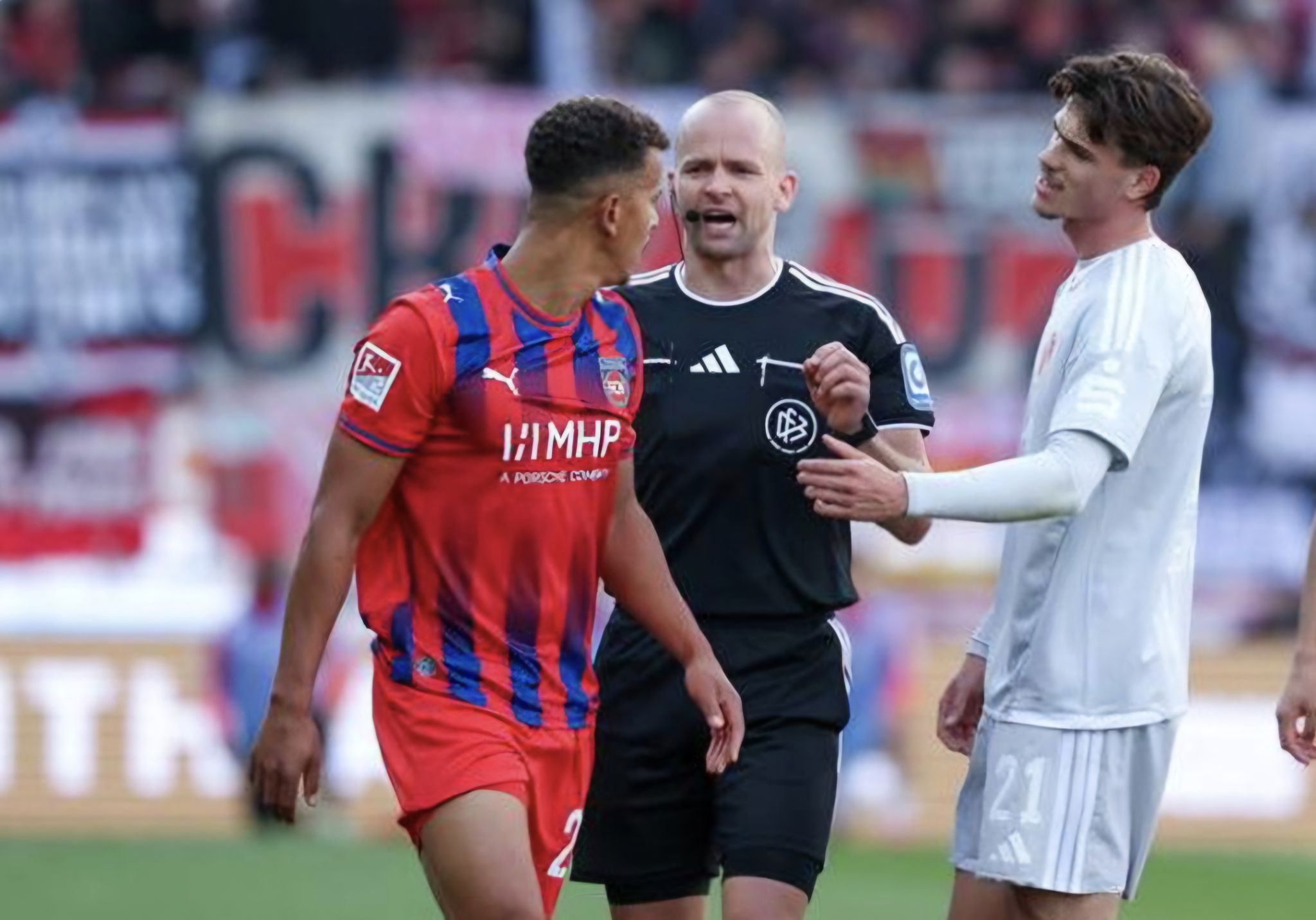 Du betrachtest gerade Handelfmeter, VAR-Diskussionen und eine mögliche Gelb-Rote Karte – Schwengers ist Schiedsrichter des Spieltags